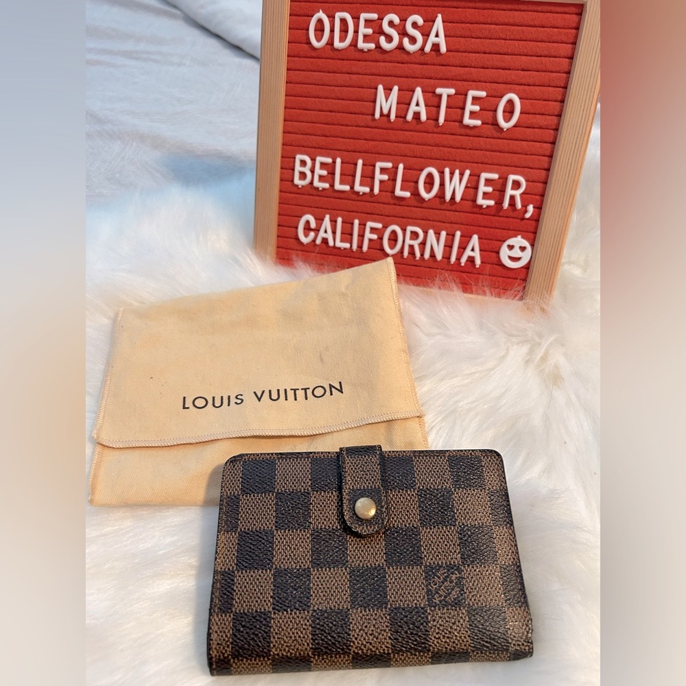 💯 Authentic Preloved compact LV wallet